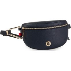 Saszetka nerka TOMMY HILFIGER - Th Core Bumbag Corp AW0AW07505 0G7. Niebieskie nerki damskie TOMMY HILFIGER, bez wzorów, ze skóry ekologicznej, młodzieżowe, bez dodatków. Za 449,00 zł.