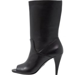 MICHAEL Michael Kors ELAINE OPEN TOE BOOTIE Kozaki na obcasie black. Czarne buty zimowe damskie marki MICHAEL Michael Kors, z gumy, przed kolano, na wysokim obcasie. Za 949,00 zł.