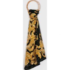 Moschino - Chusta. Żółte szaliki damskie MOSCHINO, z jedwabiu. W wyprzedaży za 499,90 zł.