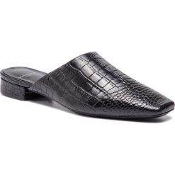 Klapki VAGABOND - Nikki 4700-208-20 Black. Czarne klapki damskie Vagabond, bez wzorów, ze skóry, bez obcasa, na obcasie. W wyprzedaży za 299,00 zł.