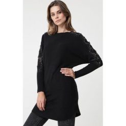 Czarna Tunika Welsby. Czarne tuniki damskie Born2be, na co dzień, s, z aplikacjami, bez kołnierzyka, z długim rękawem. Za 109,99 zł.
