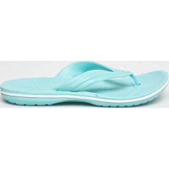 Crocs - Japonki. Pomarańczowe klapki damskie Crocs, bez wzorów, z materiału, bez obcasa, na obcasie. W wyprzedaży za 99,90 zł.