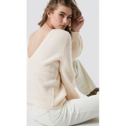 Linn Ahlborg x NA-KD Sweter z głębokim dekoltem na plecach - White. Białe swetry klasyczne damskie marki Linn Ahlborg x NA-KD, z dzianiny, z dekoltem na plecach. Za 161,95 zł.