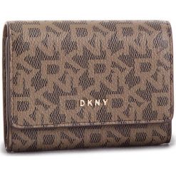 Mały Portfel Damski DKNY - R82ZJ503 Mocha Logo/Vic 244. Pomarańczowe portfele damskie DKNY, bez wzorów, ze skóry ekologicznej. W wyprzedaży za 219,00 zł.