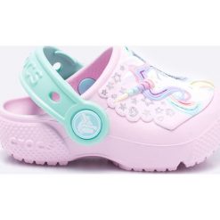 Crocs - Klapki dziecięce. Różowe sandały dziewczęce Crocs, z gumy, bez zapięcia. W wyprzedaży za 129,90 zł.