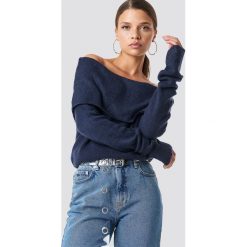 NA-KD Szeroki sweter z odkrytymi ramionami - Navy. Niebieskie swetry oversize damskie NA-KD, z dzianiny. Za 60,95 zł.
