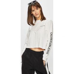 Calvin Klein Jeans - Bluzka. Białe bluzki damskie marki Calvin Klein Jeans, s, z nadrukiem, z bawełny, casualowe, z okrągłym kołnierzem, bez rękawów. Za 229,90 zł.