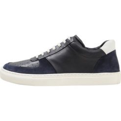 Filippa K M. ROBERT LOW Sneakersy niskie navy. Niebieskie sneakersy męskie marki Filippa K, bez wzorów, ze skóry, bez zapięcia. W wyprzedaży za 543,95 zł.