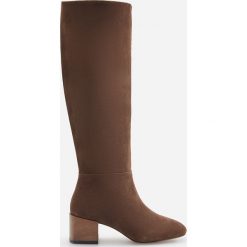 Zamszowe kozaki - Brązowy. Pomarańczowe kozaki damskie Reserved, z zamszu. Za 299,99 zł.