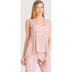 BLUZKA Twinset U&B. Różowe bluzki damskie Twinset U&B, s, bez wzorów, z asymetrycznym kołnierzem, bez rękawów. Za 300,00 zł.