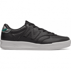 New Balance WRT300PA - Sweet Nectar. Czarne trampki i tenisówki damskie New Balance, bez wzorów, ze skóry, bez zapięcia. W wyprzedaży za 279,99 zł.