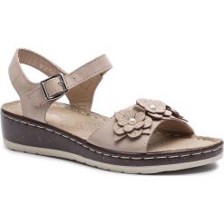 Sandały CLARA BARSON - WS5188-01 Beige. Brązowe klapki damskie Clara Barson, z aplikacjami, ze skóry ekologicznej, bez obcasa, na obcasie. Za 69,99 zł.