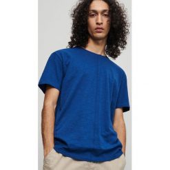 T-shirt z bawełny i lnu - Granatowy. Niebieskie t-shirty męskie Reserved, s, bez wzorów, z bawełny, bez kołnierzyka. Za 49,99 zł.