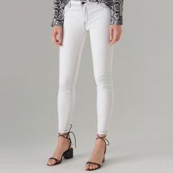 Jeansy skinny z kontrastowymi przeszyciami - Biały. Białe jeansy damskie Mohito. Za 119,99 zł.