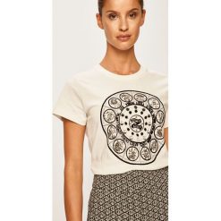 Tommy Hilfiger - T-shirt x Zendaya. Białe bluzki damskie TOMMY HILFIGER, z aplikacjami, z bawełny, z okrągłym kołnierzem. W wyprzedaży za 199,90 zł.