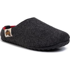 Kapcie GUMBIES - Outback Charcoal/Red. Szare klapki damskie Gumbies, bez wzorów, z tworzywa sztucznego, bez obcasa. W wyprzedaży za 149,00 zł.