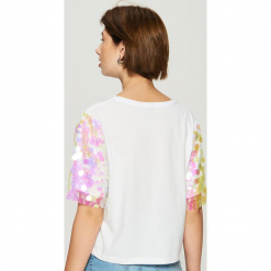 T-shirt z połyskującą aplikacją na rękawach - Biały. Białe t-shirty damskie marki Sinsay, m, z aplikacjami. Za 59,99 zł.