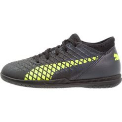 Puma FUTURE 18.4 IT Halówki black/fizzy yellow/asphalt. Czarne buty sportowe męskie Puma, z tworzywa sztucznego, do piłki nożnej. Za 189,00 zł.