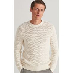 Sweter ze strukturalnej dzianiny - Kremowy. Białe swetry męskie Reserved, s, bez wzorów, z dzianiny, bez kołnierzyka, bez kaptura. Za 139,99 zł.