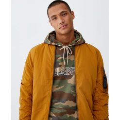 Pikowana kurtka bomber. Czarne kurtki męskie bomber Pull&Bear, m. Za 109,00 zł.
