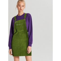 Sztruksowa spódnica na szelkach - Khaki. Brązowe spódniczki damskie Cropp, s, ze sztruksu. W wyprzedaży za 29,99 zł.