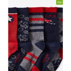 Skarpety (5 par) w kolorze czerwonym i granatowym. Czerwone skarpetki chłopięce Vertbaudet Boys, bez wzorów, prążkowane. W wyprzedaży za 32,95 zł.