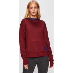 Calvin Klein - Bluza. Czerwone bluzy damskie Calvin Klein, s, bez wzorów, z bawełny, z krótkim rękawem, krótkie, bez kaptura. W wyprzedaży za 299,90 zł.