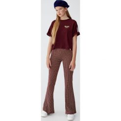 Koszulka z paskami na rękawach. Czerwone t-shirty damskie Pull&Bear, w paski. Za 49,90 zł.