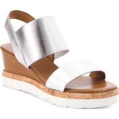 Sandały INUOVO - 9030 Silver. Szare klapki damskie Inuovo, bez wzorów, ze skóry, bez obcasa, na koturnie. W wyprzedaży za 139,00 zł.