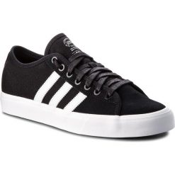 Buty adidas - Matchcourt Rx BY3201 Cblack/Ftwwht/Cblack. Czarne buty sportowe męskie Adidas, bez wzorów, z zamszu, sportowe, bez zapięcia. W wyprzedaży za 279,00 zł.