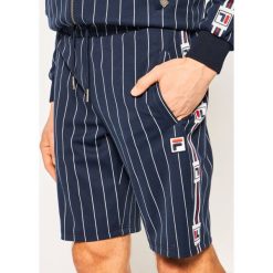 Szorty sportowe Fila Hall Aop 687643. Niebieskie spodnie męskie Fila, xl, bez wzorów, z elastanu, sportowe. W wyprzedaży za 219,00 zł.