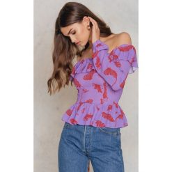 Trendyol Bluzka z odkrytymi ramionami i falbanką - Purple,Multicolor. Fioletowe bluzki damskie Trendyol, bez wzorów, z poliesteru, z falbankami, z długim rękawem. W wyprzedaży za 42,58 zł.