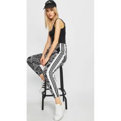 Adidas Originals - Spodnie. Czarne spodnie damskie adidas Originals, bez wzorów, z bawełny, casualowe. Za 249,90 zł.