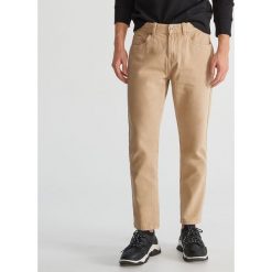 Spodnie carrot fit - Beżowy. Brązowe spodnie męskie marki Reserved, m, bez wzorów. Za 129,99 zł.