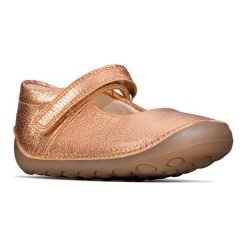 Skórzane baleriny w kolorze miedzianym. Żółte baletki dziewczęce Clarks. W wyprzedaży za 99,95 zł.