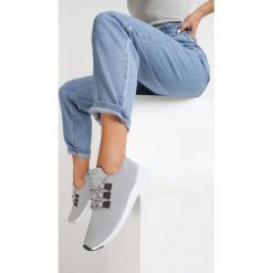 Szare Buty Sportowe Kimodise. Szare buty sportowe damskie Renee, bez wzorów, z dresówki, sportowe. Za 89,99 zł.