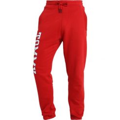 Tommy Jeans ESSENTIAL COLLEGE Spodnie treningowe red. Czerwone spodnie dresowe męskie Tommy Jeans, z bawełny. Za 349,00 zł.