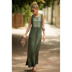Sukienka KAMALIA. Zielone sukienki damskie IVET, na co dzień, na lato, m, z aplikacjami, eleganckie, bez kołnierzyka, bez rękawów, długie, maxi. W wyprzedaży za 49,00 zł.
