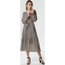 Granatowa Sukienka Kourtney. Niebieskie sukienki damskie Born2be, s, w paski, z tkaniny, z kokardą, długie, midi, rozkloszowane. Za 119,99 zł.