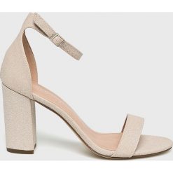 Steve Madden - Sandały Beella Madden Girl. Różowe sandały damskie Steve Madden, bez wzorów, z materiału, z okrągłym noskiem, bez obcasa, na obcasie, na klamry. W wyprzedaży za 139,90 zł.