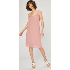 Vero Moda - Sukienka. Różowe sukienki damskie Vero Moda, na co dzień, s, bez wzorów, z poliesteru, casualowe, bez kołnierzyka, bez rękawów, mini, proste. W wyprzedaży za 59,90 zł.