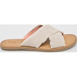 Toms - Klapki. Klapki damskie Toms, bez wzorów, z materiału, bez obcasa, na obcasie. W wyprzedaży za 199,90 zł.