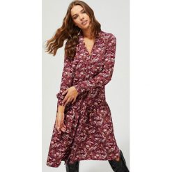 Sukienka boho w kwiaty. Różowe sukienki damskie Moodo, na co dzień, m, w kwiaty, z elastanu, casualowe, z dekoltem w serek, bez rękawów, rozkloszowane. Za 139,99 zł.