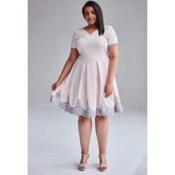 Sukienka Gabrysia pudrowy róż duże rozmiary OVERSIZE PLUS SIZE WIOSNA. Różowe sukienki damskie Moda Size Plus Iwanek, na co dzień, na wiosnę, plus size, w paski, ze skóry, klasyczne, z klasycznym kołnierzykiem, plus size, z krótkim rękawem, krótkie, mini, proste. Za 225,00 zł.