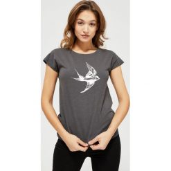 T-shirt z nadrukiem. Szare bluzki damskie Moodo, l, z nadrukiem, z bawełny, klasyczne, z okrągłym kołnierzem. Za 34,99 zł.
