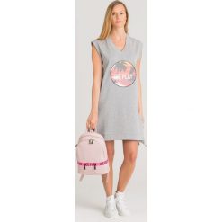 SUKIENKA ICE PLAY. Szare sukienki damskie Ice Play, na co dzień, z nadrukiem, z bawełny, z okrągłym kołnierzem, bez rękawów, mini, proste. Za 315,00 zł.