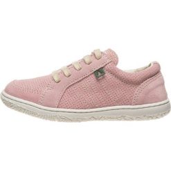 Skórzane sneakersy w kolorze jasnoróżowym. Różowe trampki dziewczęce Bo-Bell & El Naturalista, bez wzorów, na sznurówki. W wyprzedaży za 172,95 zł.