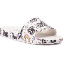 Klapki MELISSA - Beach Slide 3Db IV Ad 32540 White/Black 50735. Białe klapki damskie Melissa, bez wzorów, z tworzywa sztucznego, bez obcasa. W wyprzedaży za 229,00 zł.
