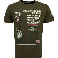 Koszulka "Jorbay" w kolorze khaki. Brązowe koszulki męskie Geographical Norway Men, m, z nadrukiem, z bawełny, z okrągłym kołnierzem, bez rękawów. W wyprzedaży za 64,95 zł.