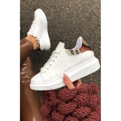 Buty sportowe damskie KAZIA. Białe buty sportowe damskie Buty sportowe damskie KAZIA, bez wzorów, sportowe. W wyprzedaży za 89,00 zł.